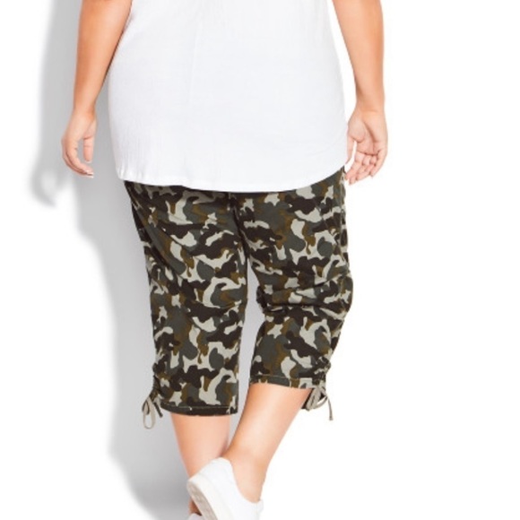 𝅺THE Route 66 Camo Cargo Capri Pants (Size 16) - Picture 2 of 8